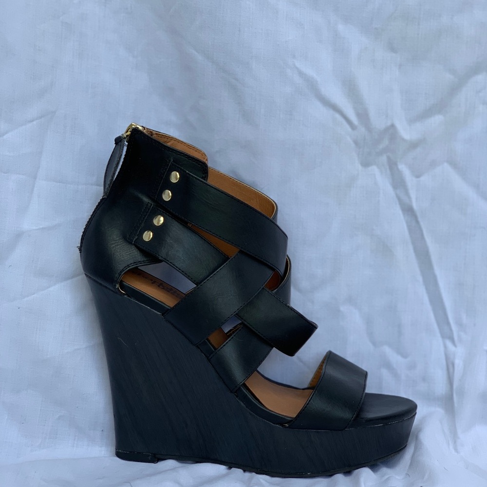 Black wedges